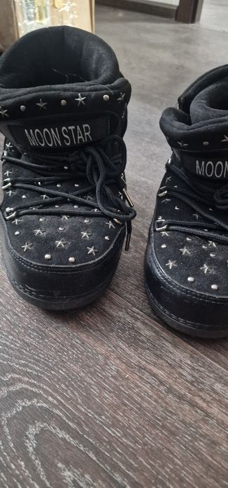 Продам зимние черные ботинки, угги. Модные, красивые.