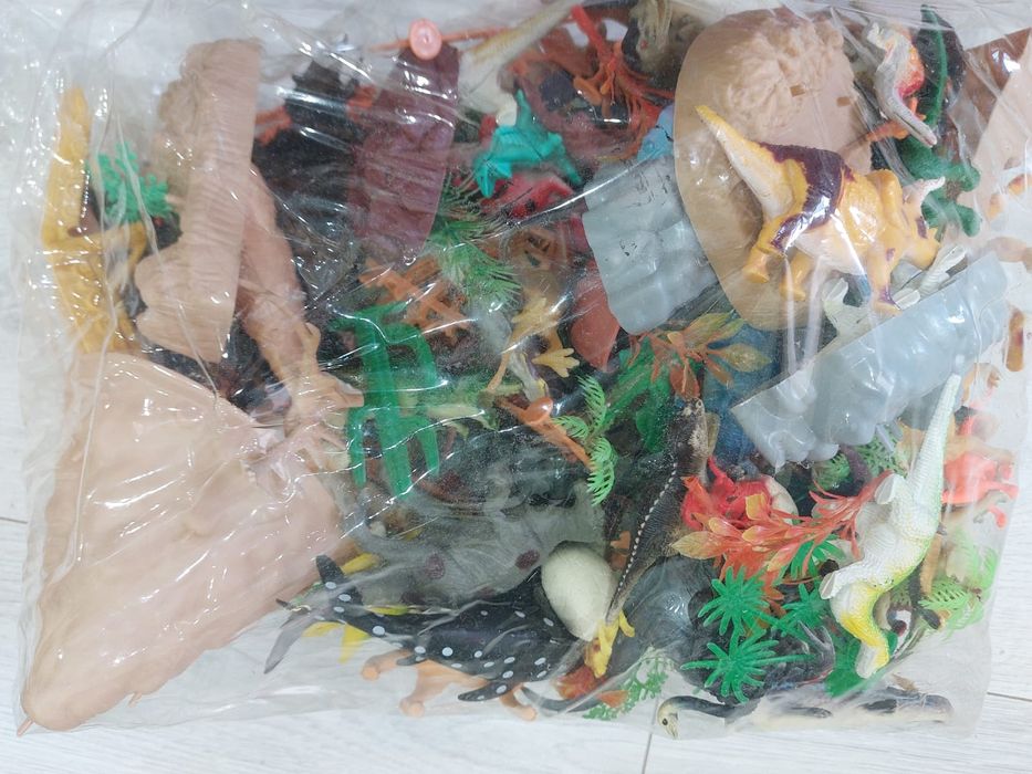 Продам полный набор динозавров