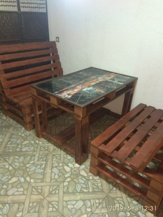 Деревяные столы и скамейки.