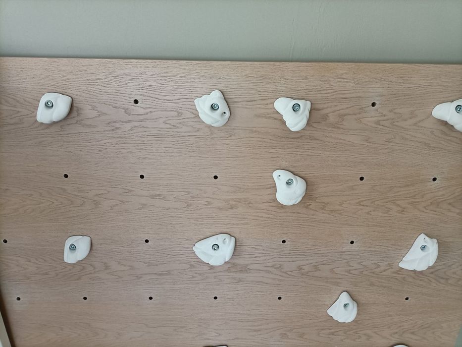 Детска стена за катерене