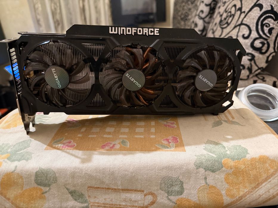 Gigabyte GTX 760 OC 4GB -Conectori video: HDMI, DVI, DisplayPort