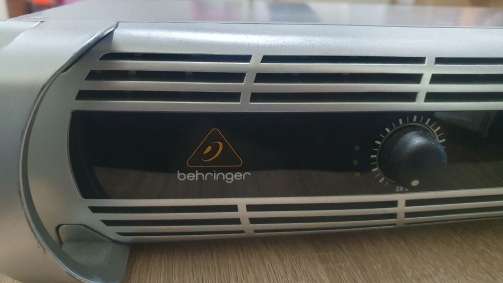 Amplificator Behringer NU1000