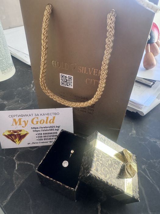 Златна обеца пиърсинг за пъп