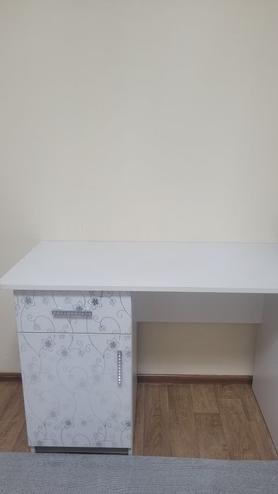 Продам стол белый