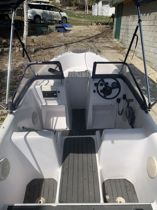 Катер немтун с мотором,сел и поплыл