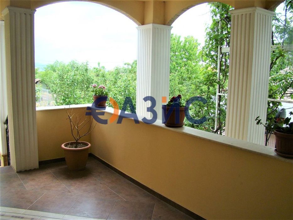 Луксозна десетстайна вила с асансьор и басейн на парцел от 969 кв. м.,