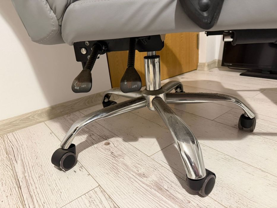 Scaun de birou ergonomic cu suport picioare