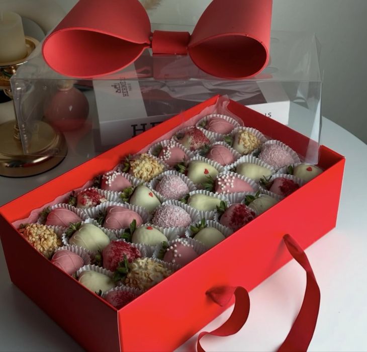 Клубника в шоколаде и тюльпаны