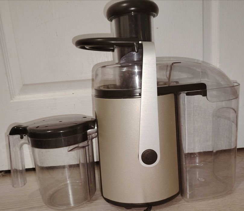 Vand storcător de fructe. Trimit în tara.