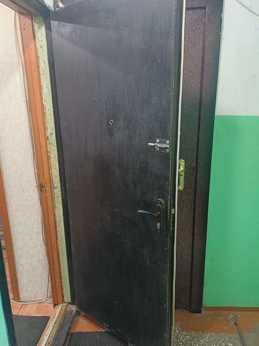 Продам железную дверь