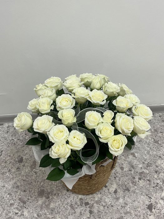 белые розы ,очень красиво ,свежий