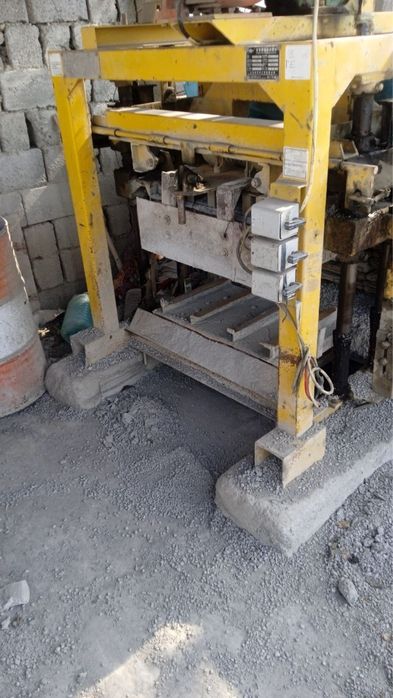 Ишлаб турган гишт чикарадиган станок