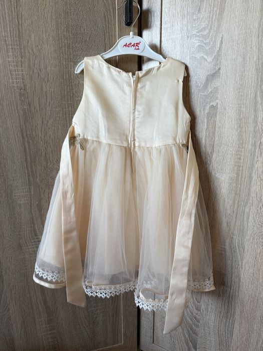 Продам нарядное платье для девочки