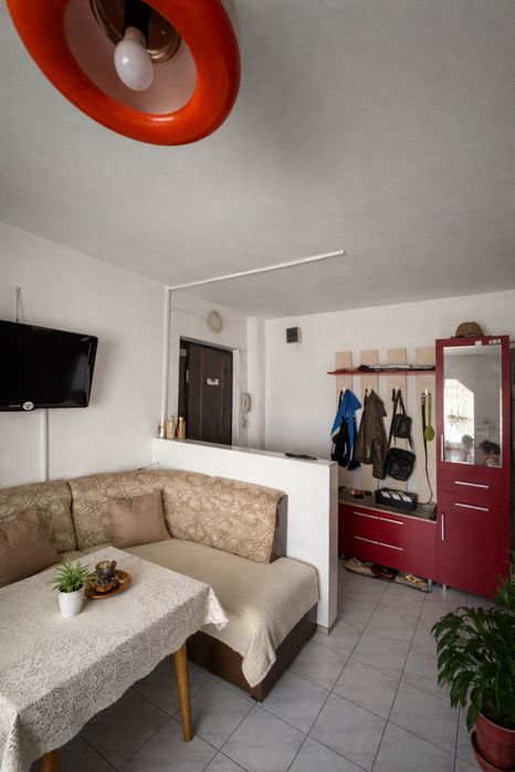 Proprietar – 2 camere decomandat, centrală proprie, balcon, zona Sens – 1100 lei