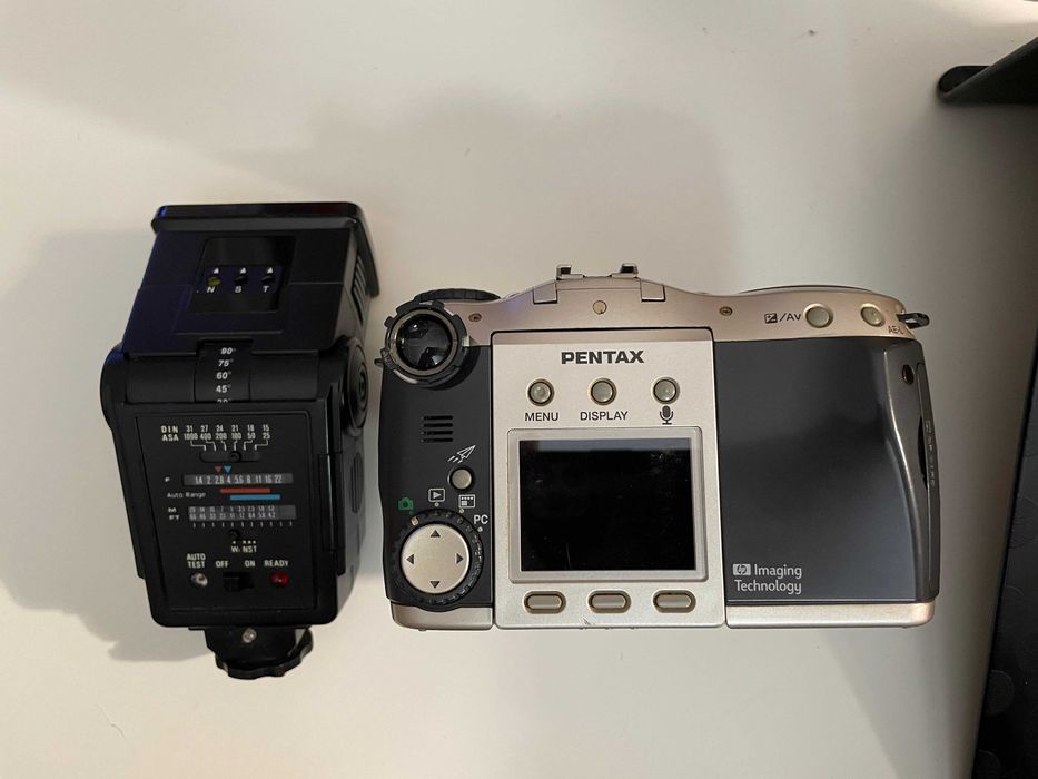 Фотоапарат Pentax EI-2000 и светкавица Sony HVL-F32X
