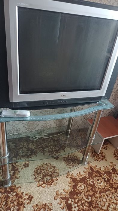 Телевизор и тумба