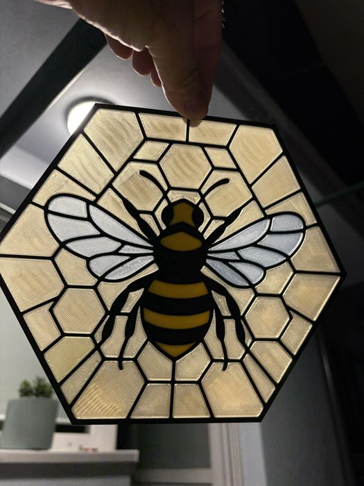 Vitraliu albina hexagonal din plastic translucent