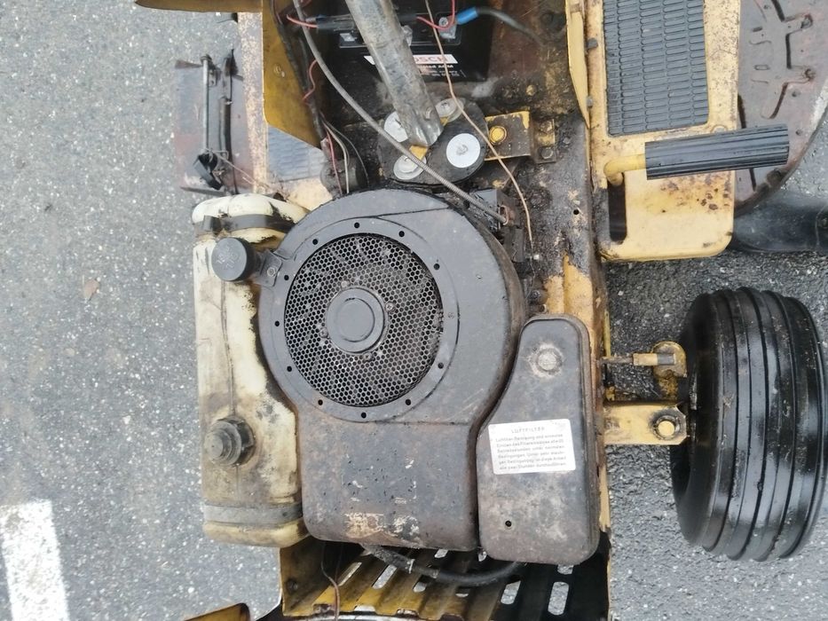 Vând tractoras de tuns iarba