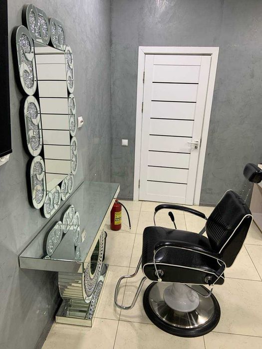 парехмахрски кресло и зеркола