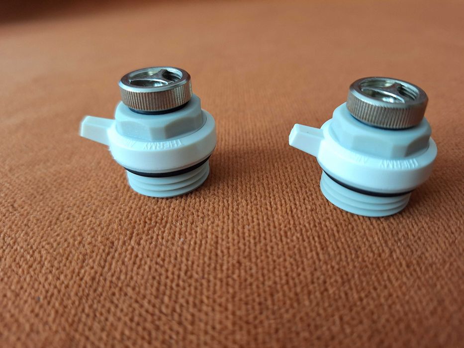 Set de doua aerisitoare automate (higroscopic) pentru calorifer de 1/2", utilizate pentru eliminarea automată a aerului din instalațiile de încălzire
