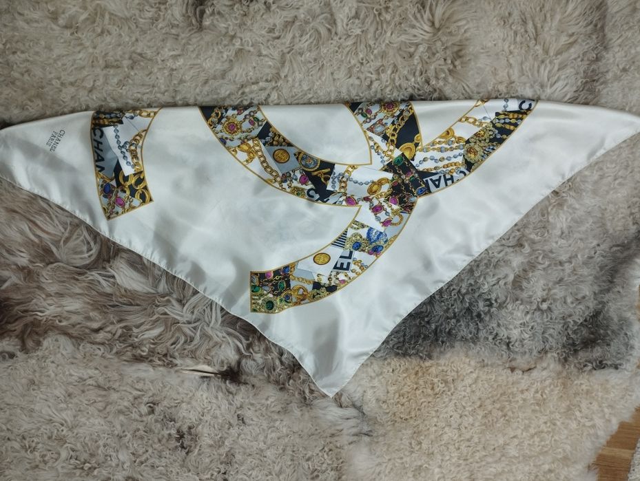 Eșarfă cu inscripția Chanel, dimensiuni 87/85 cm