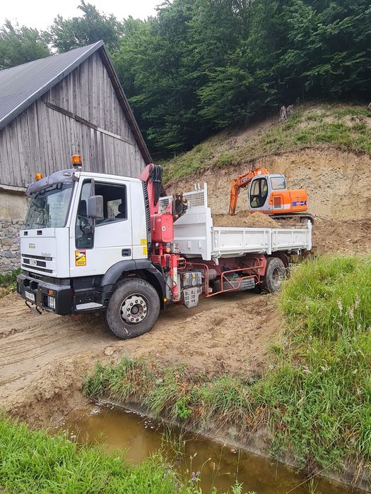Camion basculabil cu macara