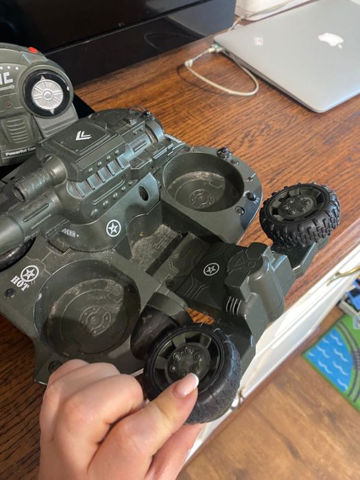 Игрушка танк на пульте управления