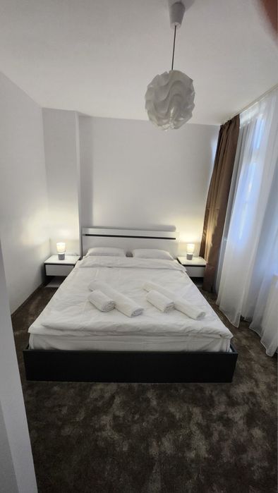 Спалня с матрак  и нощни шкафчета