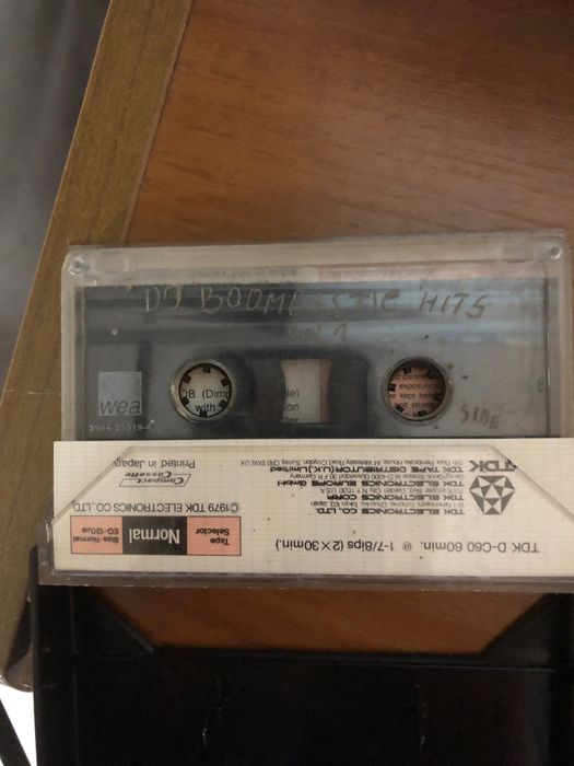 Стари ретро касети за касетофон и диск с музика