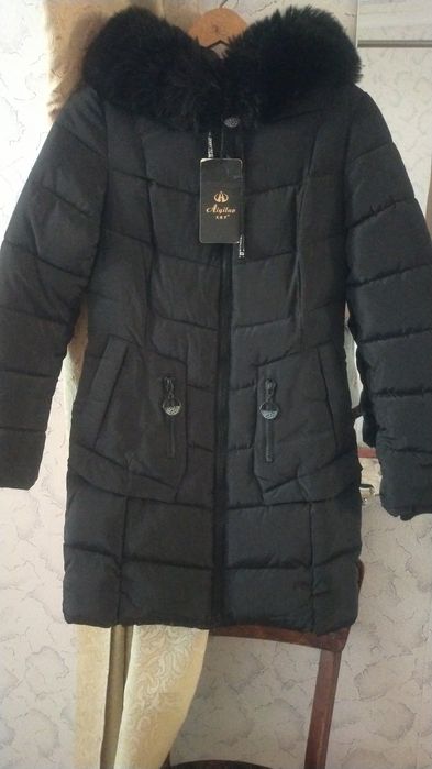 Әртүрлі заттар киімдер сатылады