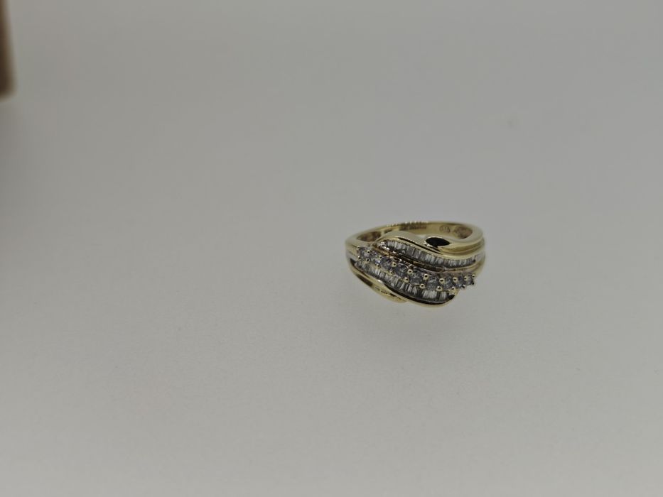 Inel aur 9k cu diamante naturale 3gr (r)