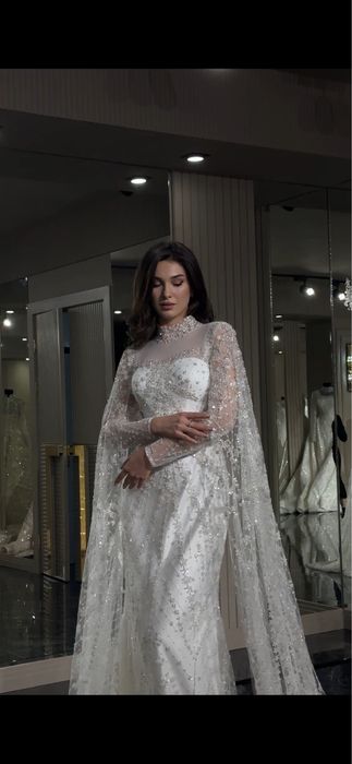 Прямое платье с кейпом