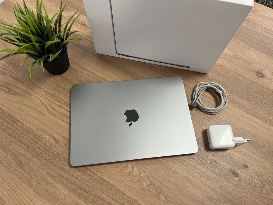 MacBook Air 13” 2022 M2 (A2681) + Microsoft 365