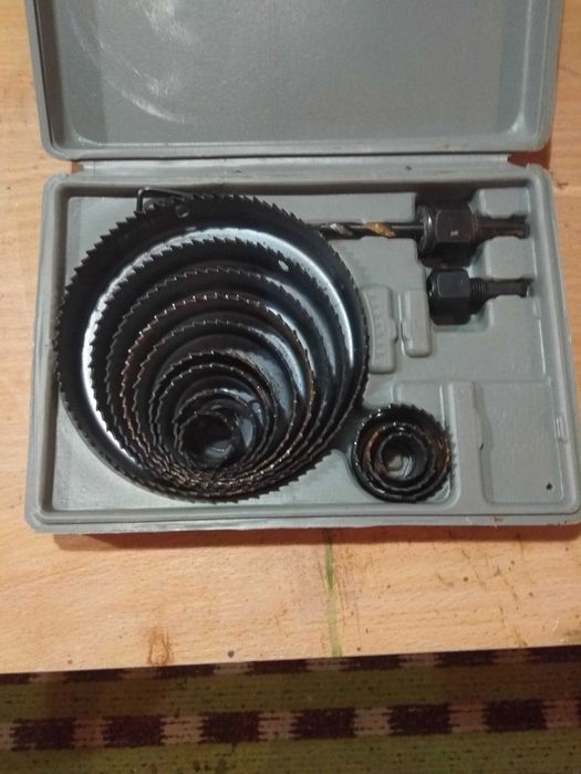 набор коронок  по гипсокартону и дереву