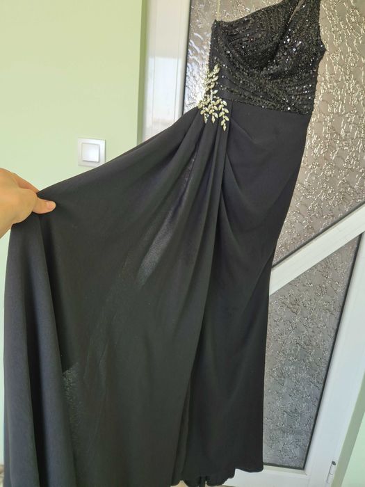 Дълга официална рокля подходяща за повод