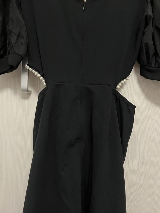 Дамска черна рокля с перли