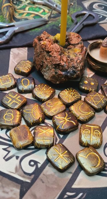 Ведьмины руны изготовленые из  кости