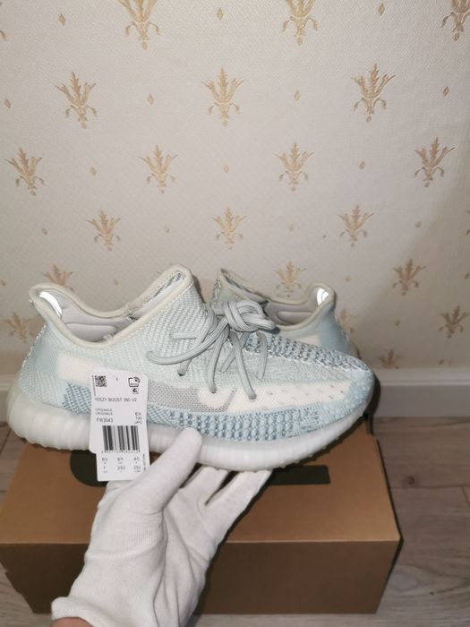Yeezy 350 Boost Cloud White