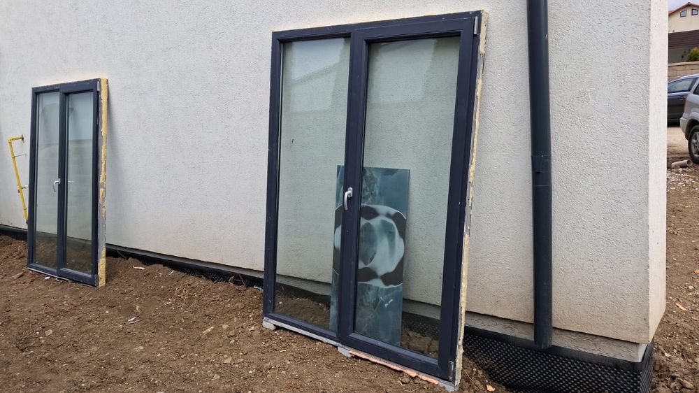 Vând geamuri și ușă termopane , gri antracit .NOI au fost montate și demontate fără a fii locuită casa