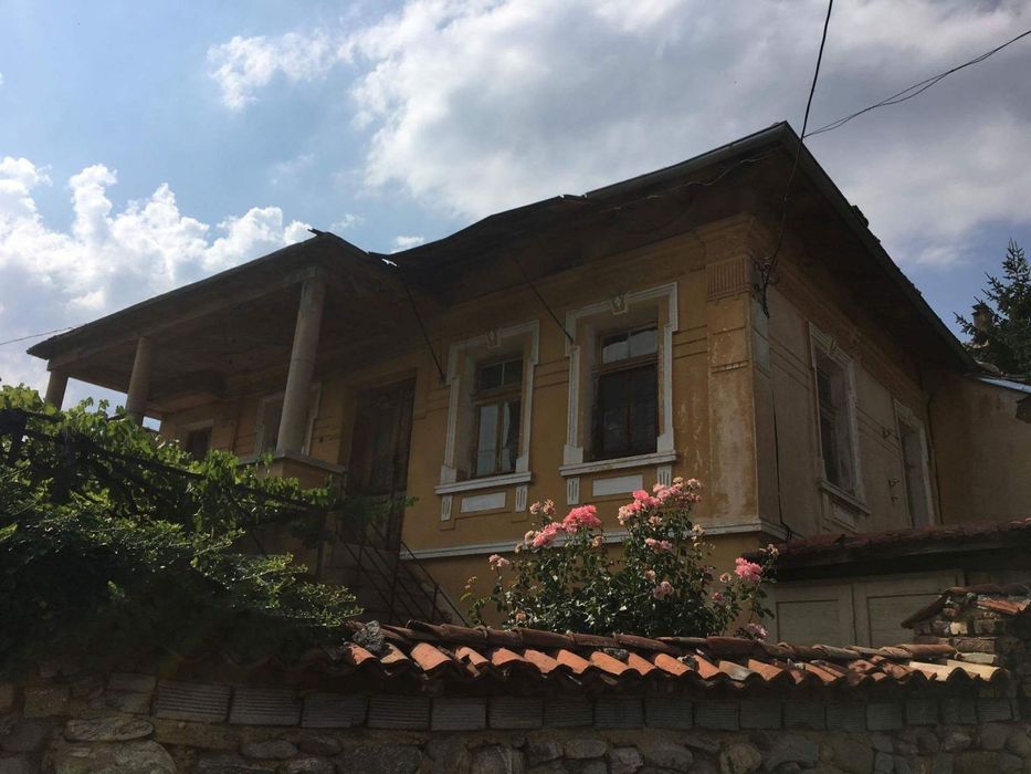 Къща с двор в гр. Мъглиж