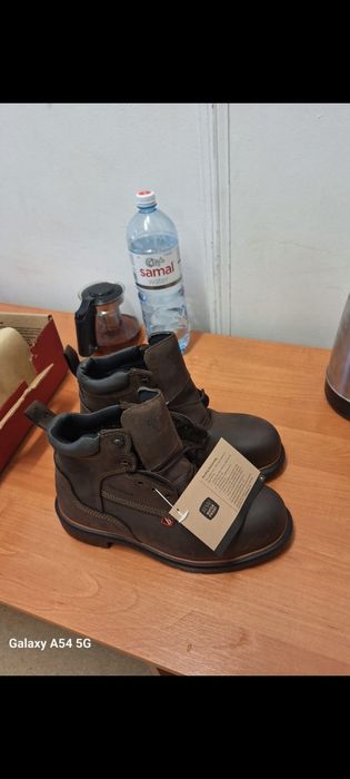 Продаёться ботинки зимние тшо.