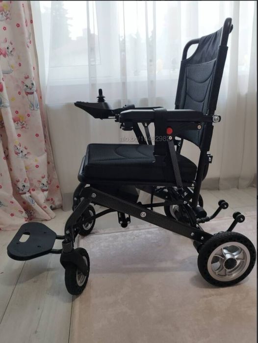 Помощна количка с електрически мотори  за трудноподвижни