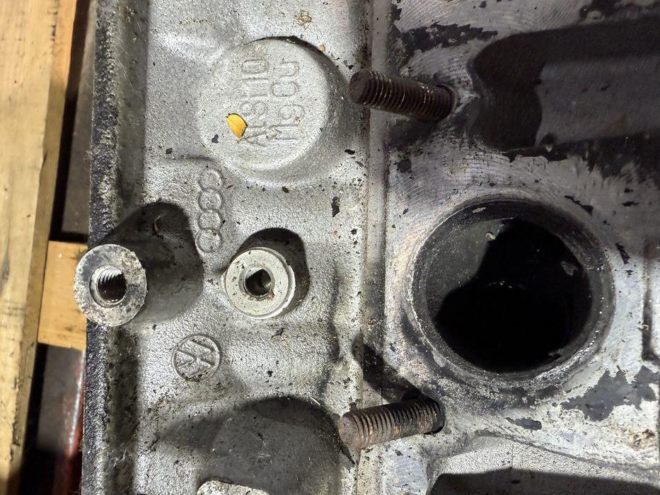 Глава за Aиди A4 B8 A5 Q5 seat leon VW 1.8 TFSI BZB 06H103373K