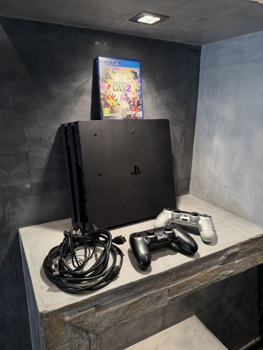 КАТО НОВ Ps4 Pro 1TB + 2 джойстика + Plants vs Zombies