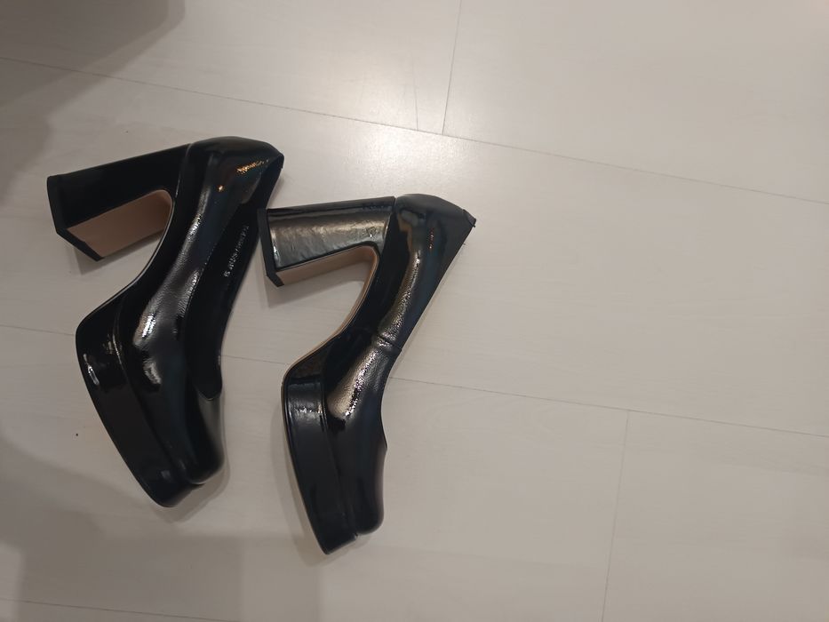 Затворен обувки с висок ток 35 номер нова по ниска цена