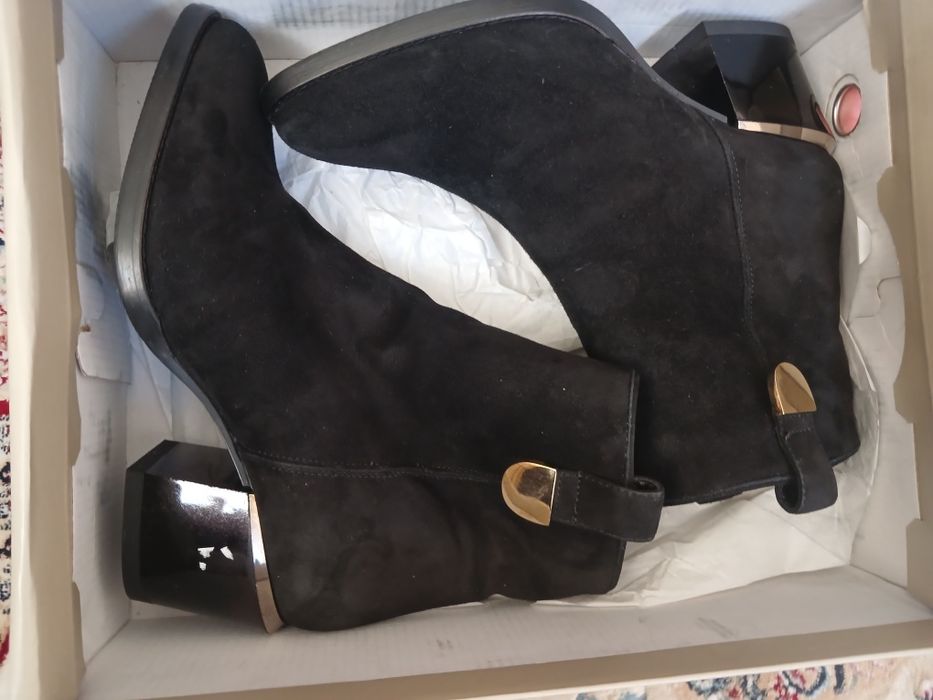 Продам новые ботинки.