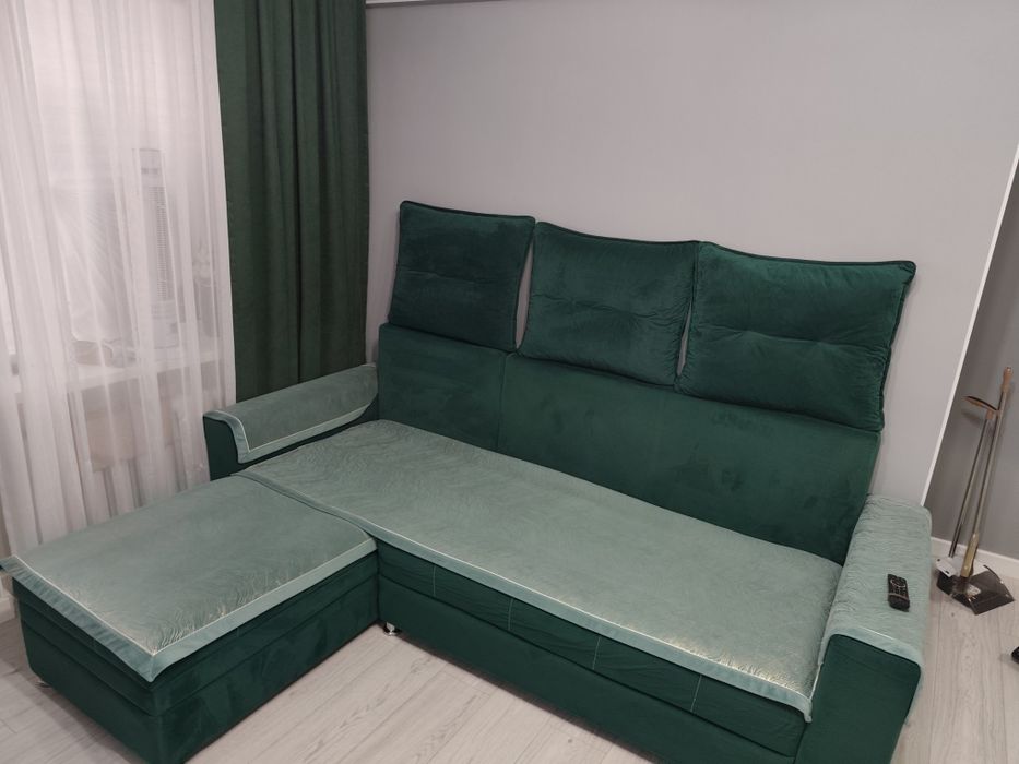 Угловой диван, темно зелёного цвета