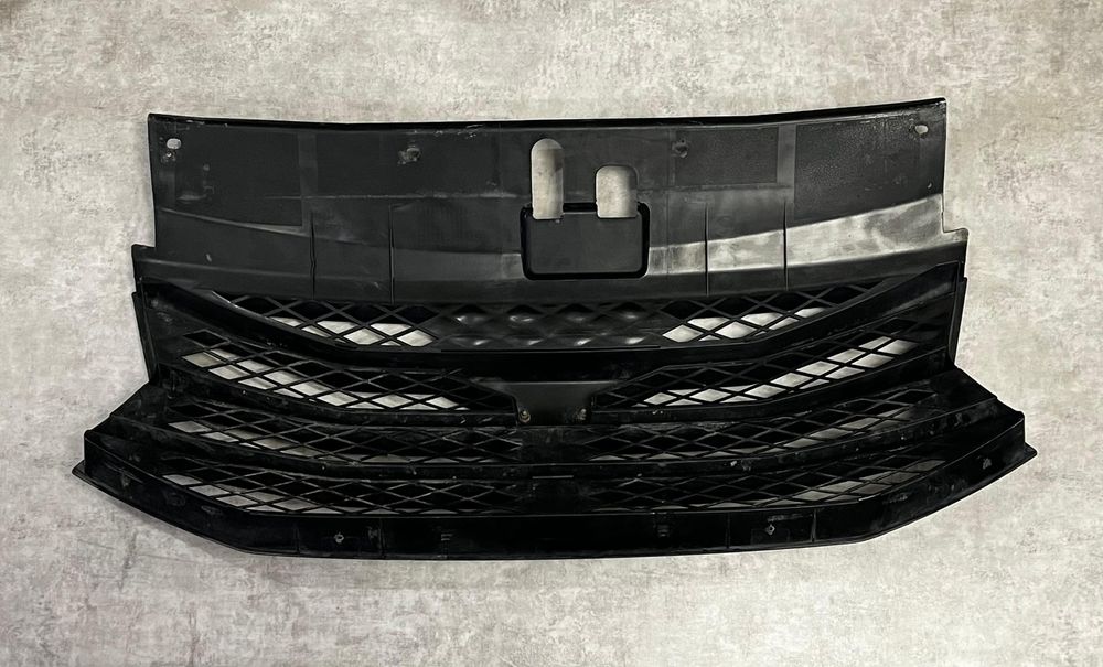 Облицовка радиатора УАЗ с хромированной эмблемой.