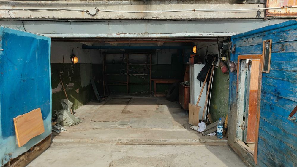 Продам гараж, расположен в удобном месте.