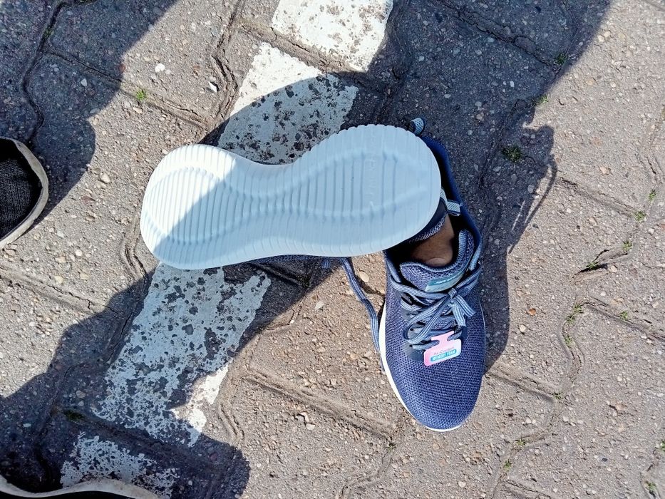 Adidas firma schecers